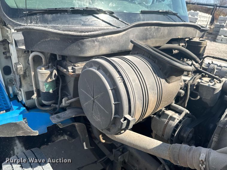 image for item DO0422 2004 International 4300 flatbed truck