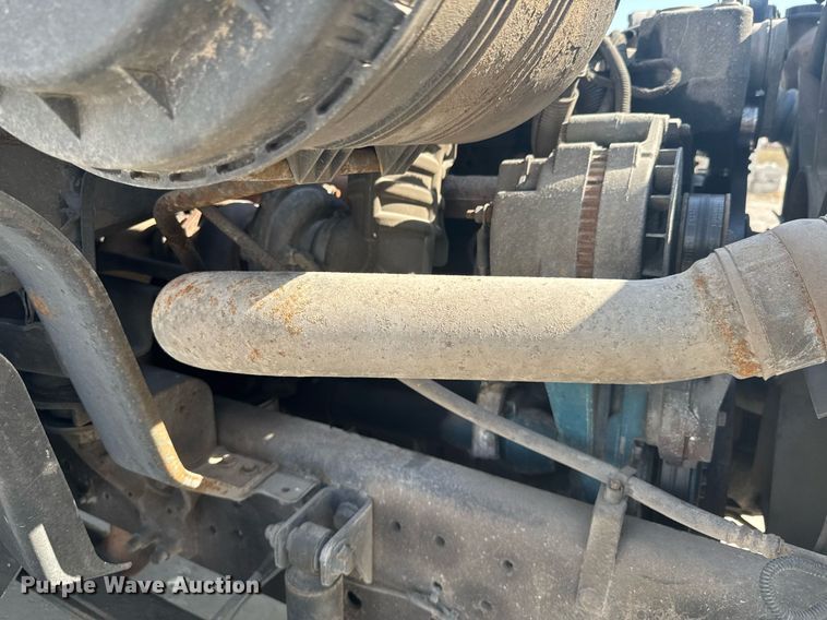 image for item DO0422 2004 International 4300 flatbed truck