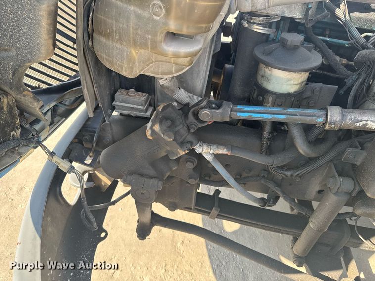 image for item DO0422 2004 International 4300 flatbed truck