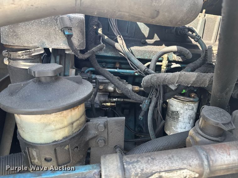 image for item DO0422 2004 International 4300 flatbed truck