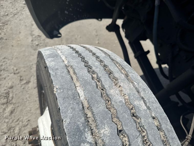 image for item DO0422 2004 International 4300 flatbed truck