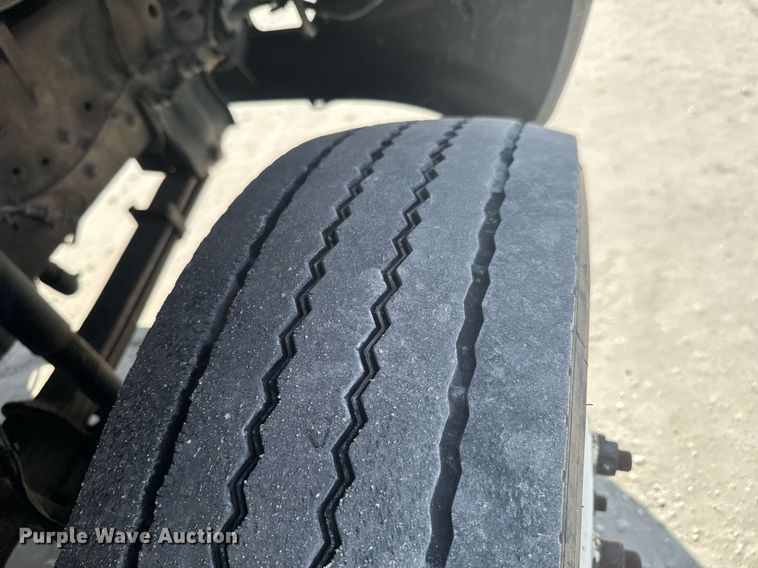 image for item DO0422 2004 International 4300 flatbed truck