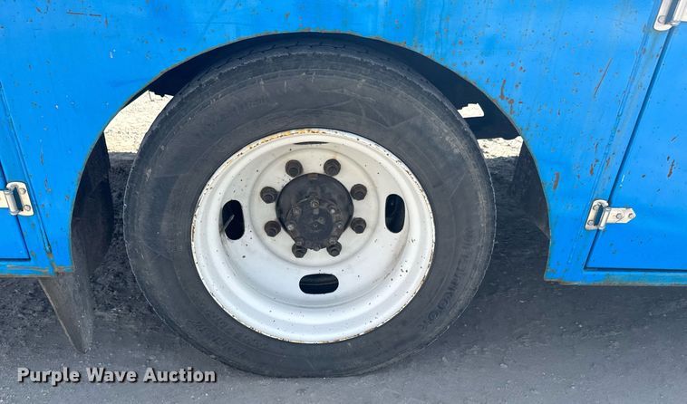 image for item DO0422 2004 International 4300 flatbed truck