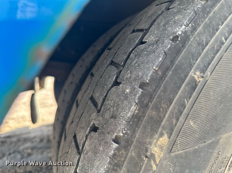 image for item DO0422 2004 International 4300 flatbed truck