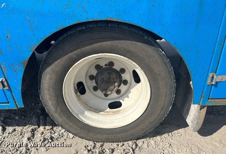 image for item DO0422 2004 International 4300 flatbed truck