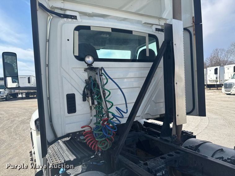 image for item DO0649 2019 International RH613 semi truck