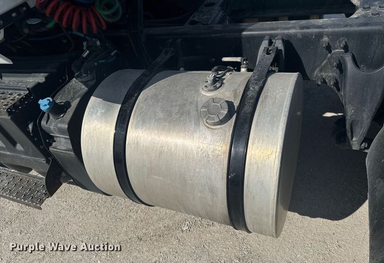 image for item DO0649 2019 International RH613 semi truck