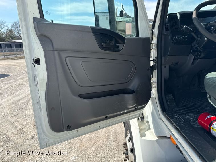 image for item DO0649 2019 International RH613 semi truck