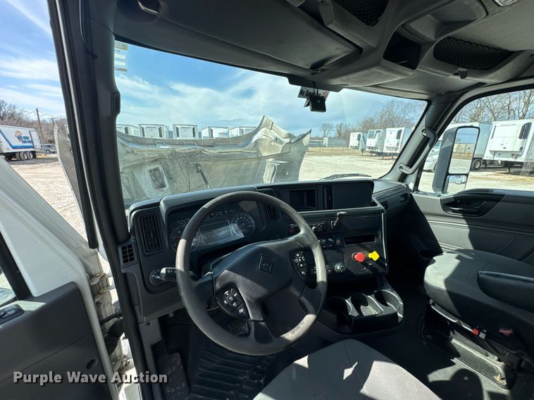 image for item DO0649 2019 International RH613 semi truck