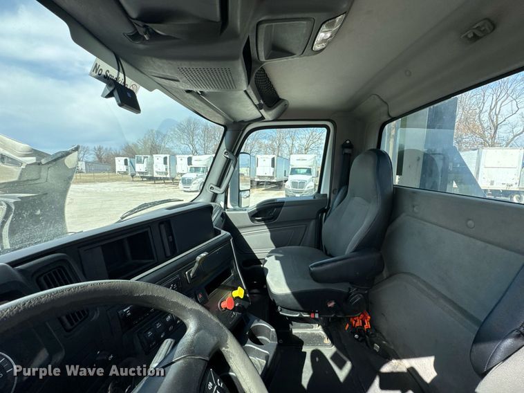 image for item DO0649 2019 International RH613 semi truck