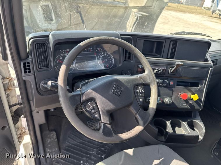 image for item DO0649 2019 International RH613 semi truck