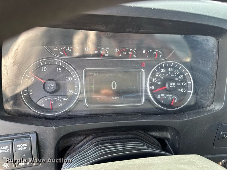 image for item DO0649 2019 International RH613 semi truck