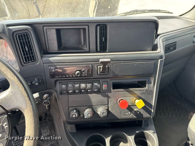 image for item DO0649 2019 International RH613 semi truck