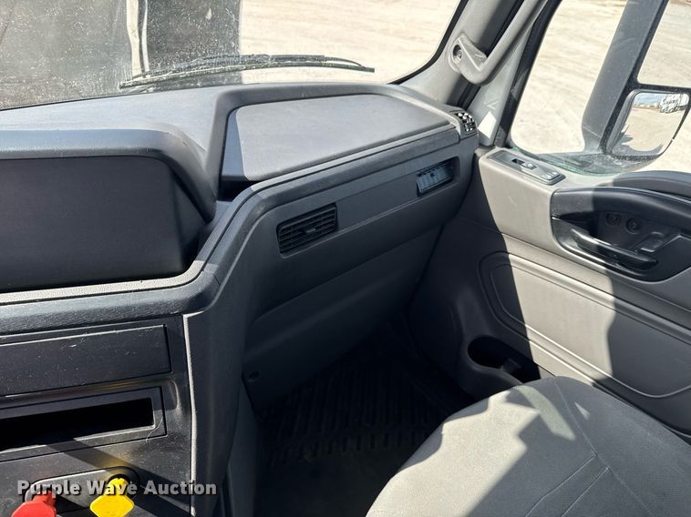 image for item DO0649 2019 International RH613 semi truck