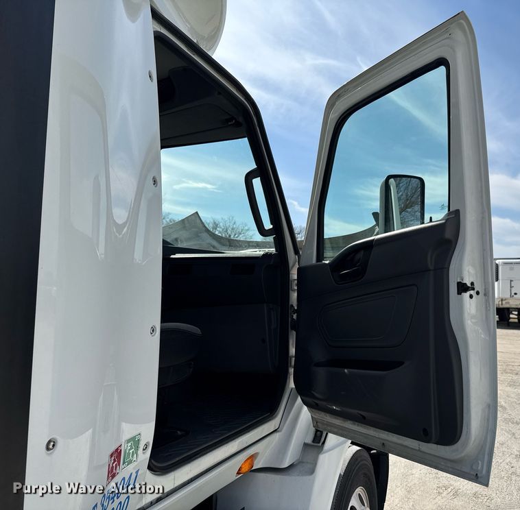 image for item DO0649 2019 International RH613 semi truck