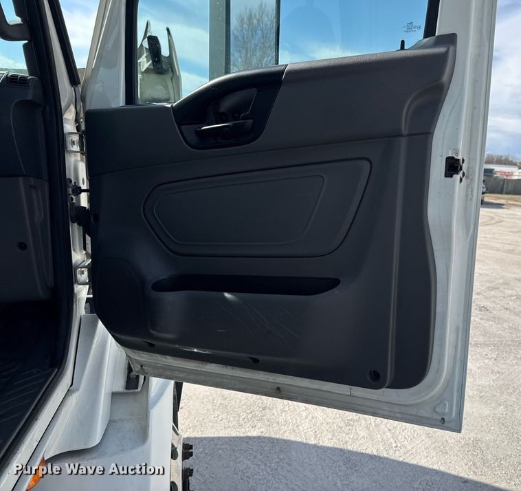 image for item DO0649 2019 International RH613 semi truck