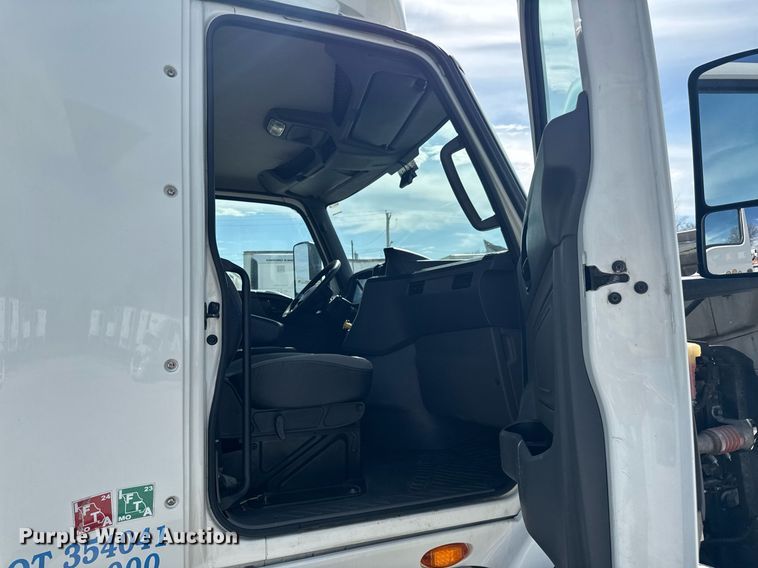 image for item DO0649 2019 International RH613 semi truck