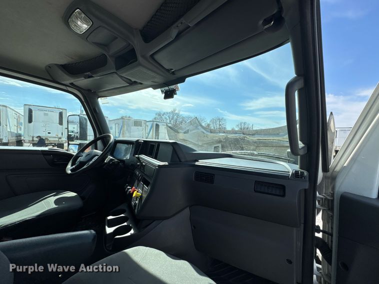 image for item DO0649 2019 International RH613 semi truck