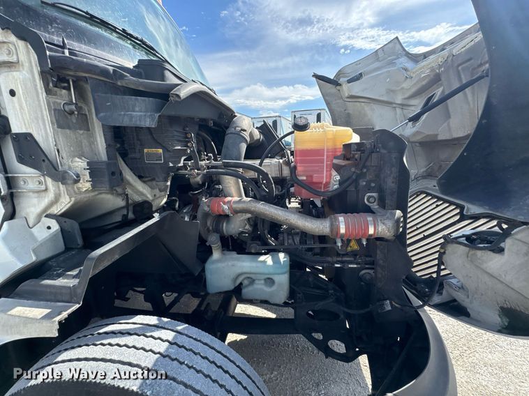 image for item DO0649 2019 International RH613 semi truck