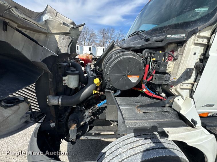 image for item DO0649 2019 International RH613 semi truck