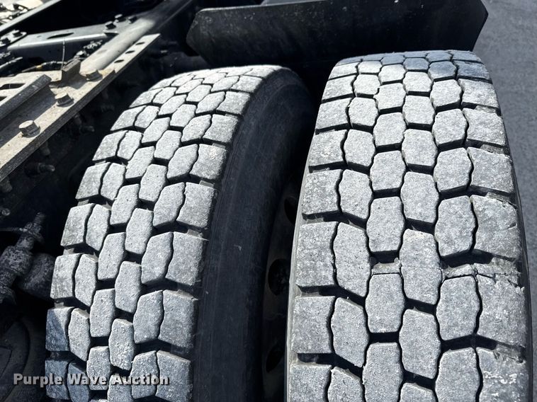 image for item DO0649 2019 International RH613 semi truck