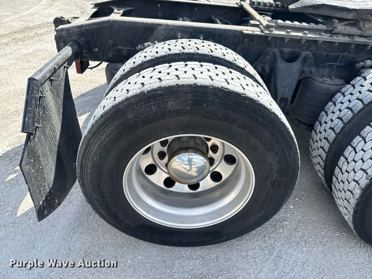 image for item DO0649 2019 International RH613 semi truck