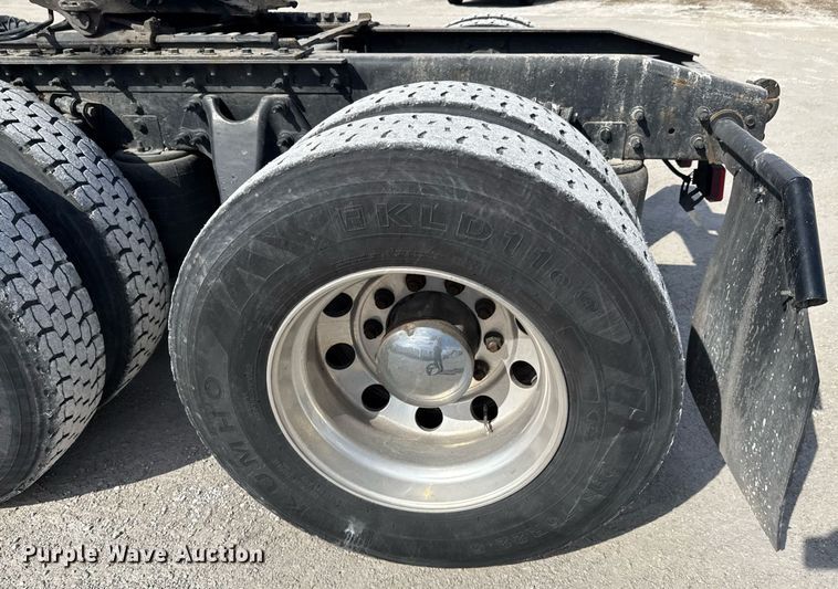 image for item DO0649 2019 International RH613 semi truck