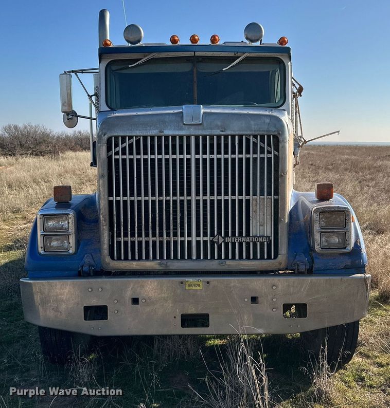 image for item DP6101 1987 International semi truck
