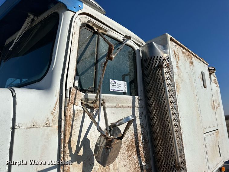 image for item DP6101 1987 International semi truck