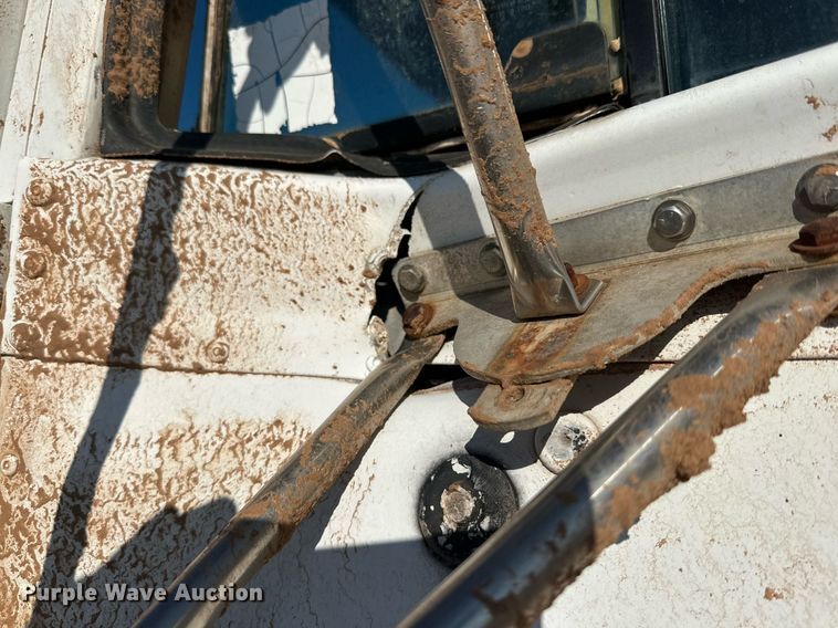 image for item DP6101 1987 International semi truck