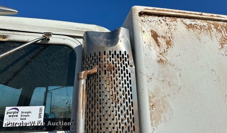 image for item DP6101 1987 International semi truck