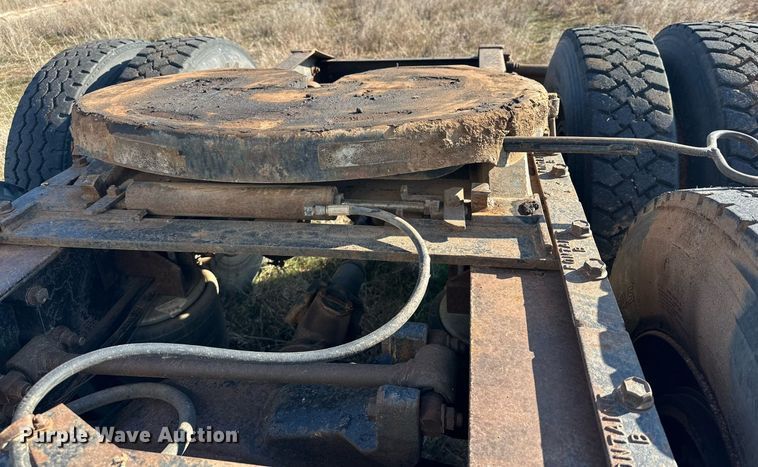 image for item DP6101 1987 International semi truck