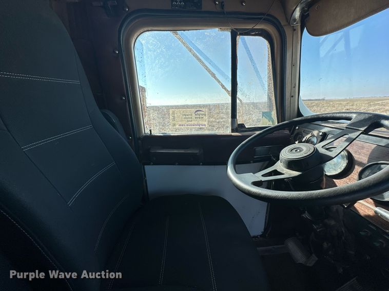 image for item DP6101 1987 International semi truck