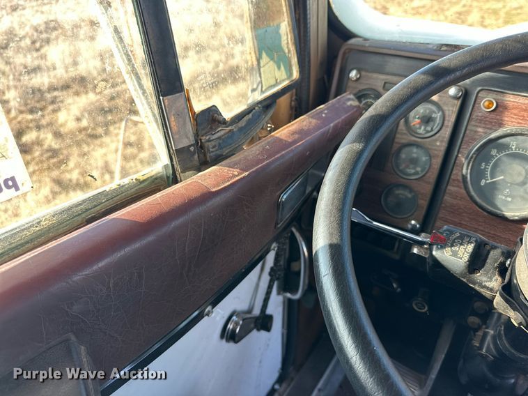 image for item DP6101 1987 International semi truck