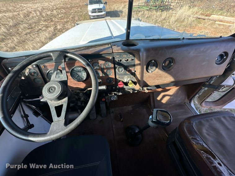 image for item DP6101 1987 International semi truck