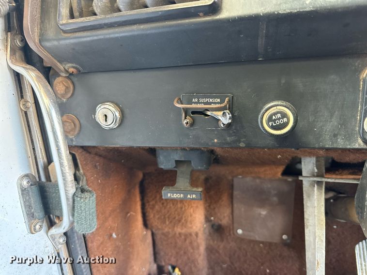 image for item DP6101 1987 International semi truck