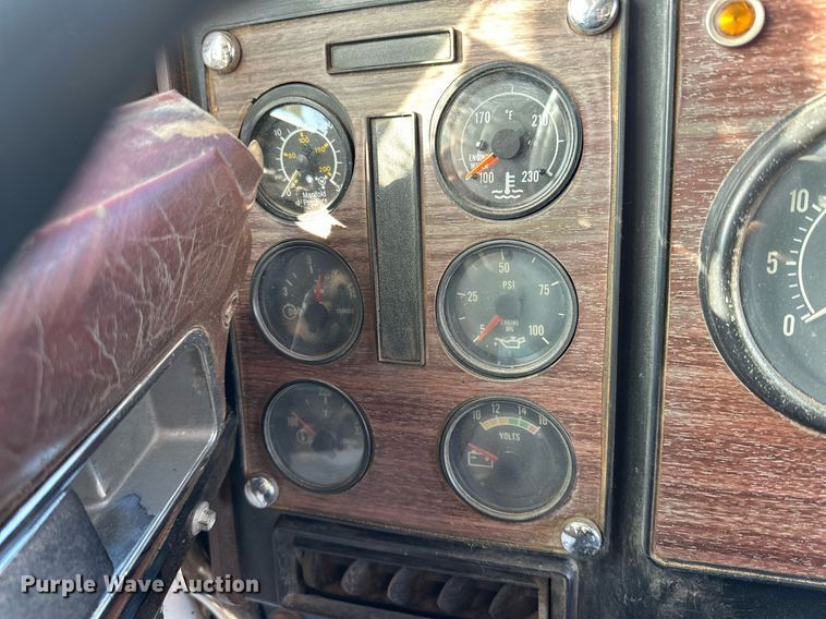 image for item DP6101 1987 International semi truck