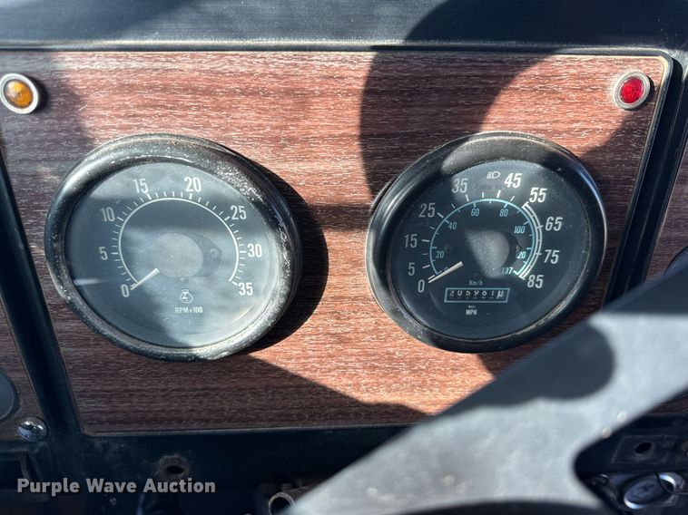 image for item DP6101 1987 International semi truck