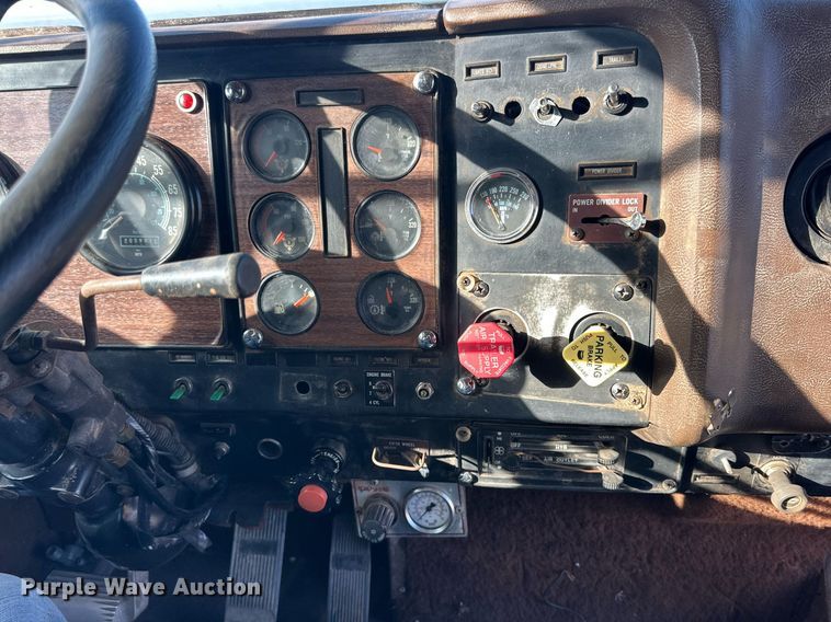 image for item DP6101 1987 International semi truck