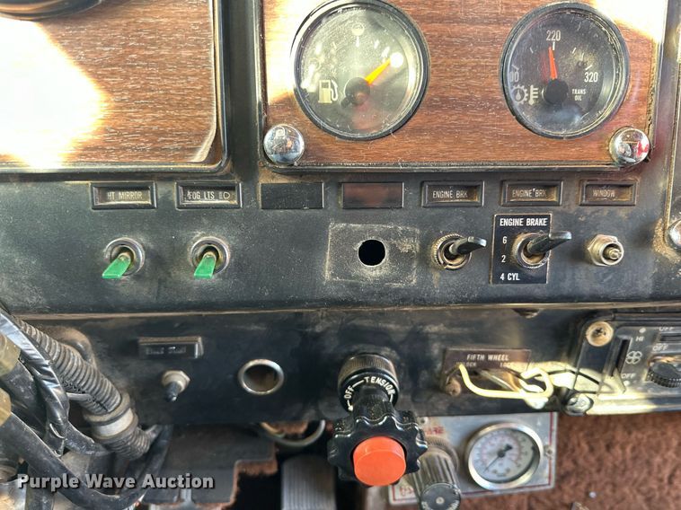 image for item DP6101 1987 International semi truck