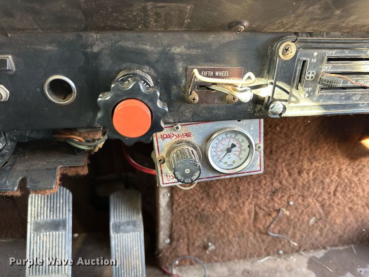 image for item DP6101 1987 International semi truck