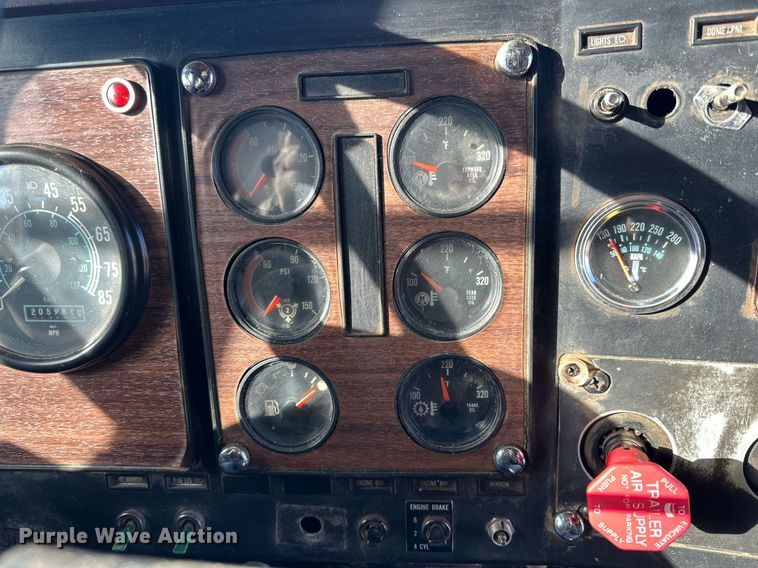 image for item DP6101 1987 International semi truck