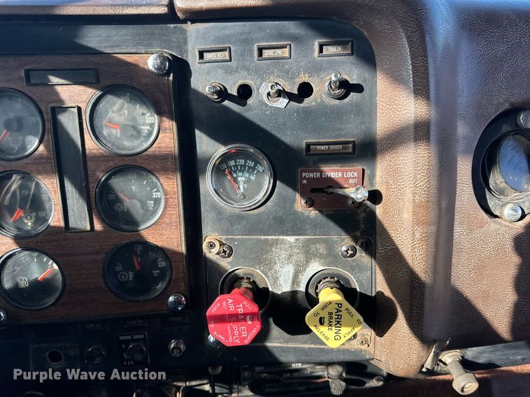 image for item DP6101 1987 International semi truck