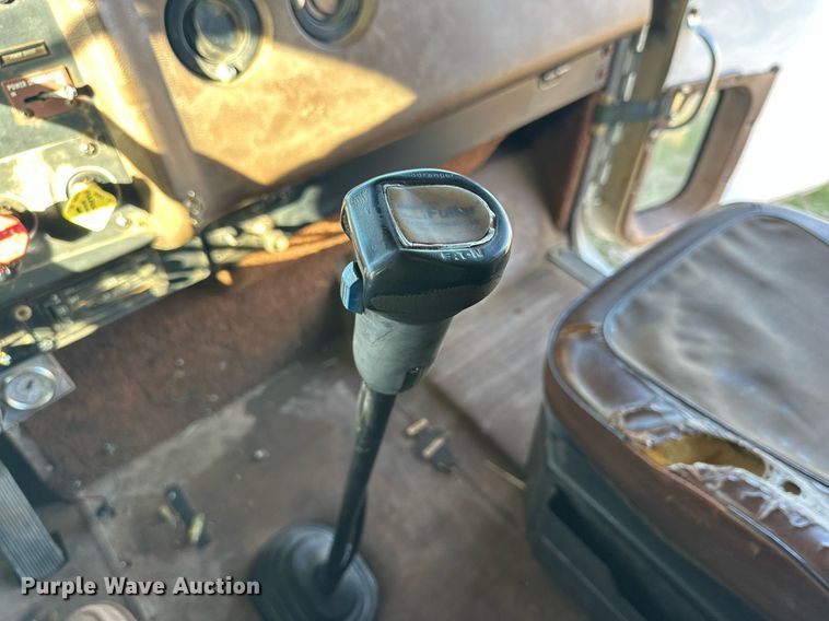 image for item DP6101 1987 International semi truck