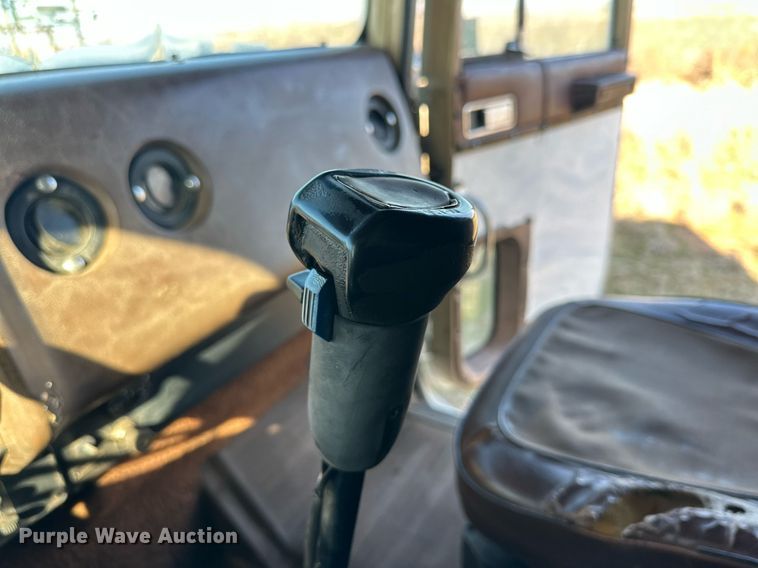 image for item DP6101 1987 International semi truck