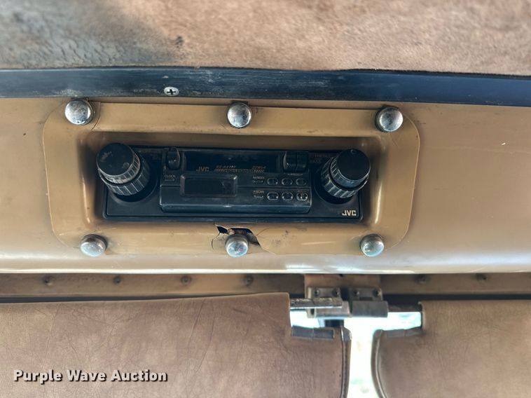 image for item DP6101 1987 International semi truck