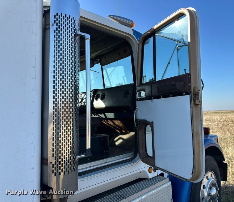 image for item DP6101 1987 International semi truck