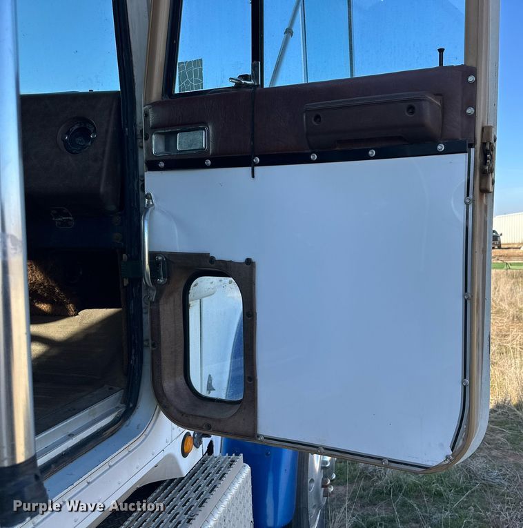 image for item DP6101 1987 International semi truck