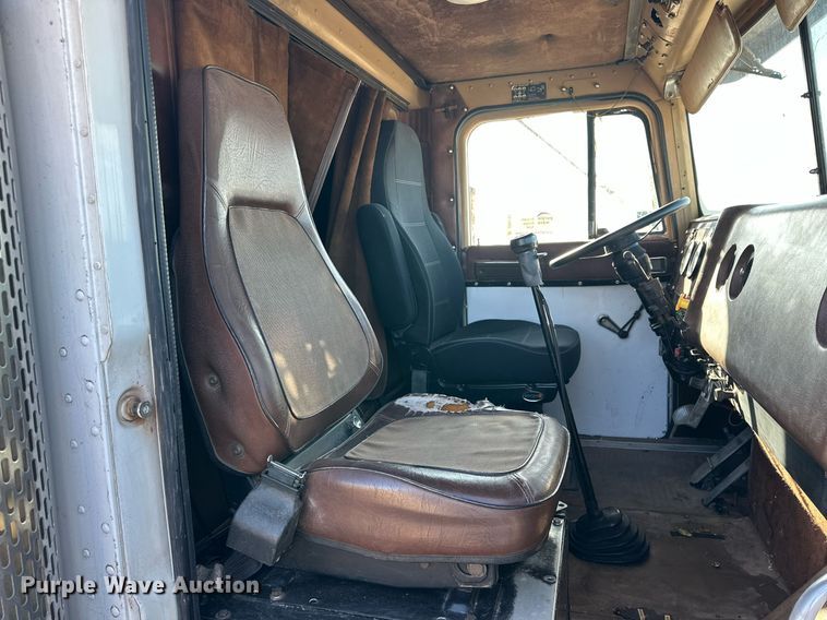 image for item DP6101 1987 International semi truck