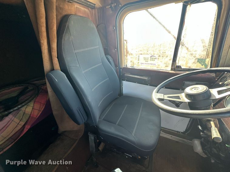 image for item DP6101 1987 International semi truck